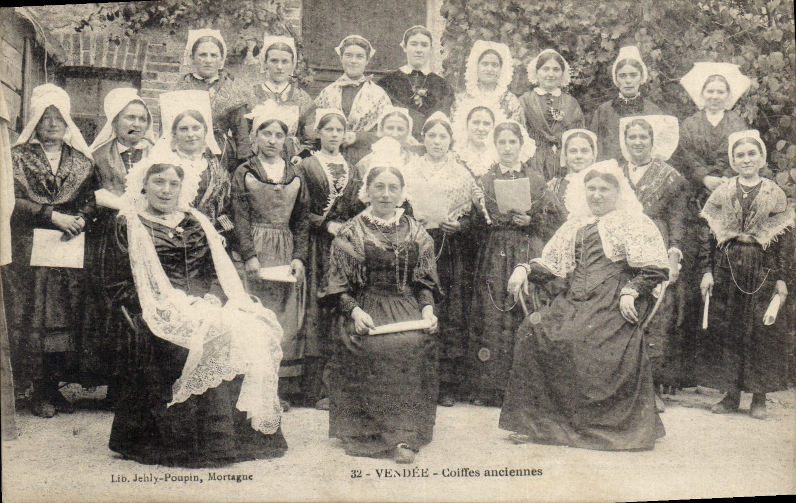CPA Folklore Vendee Coiffes anciennes 