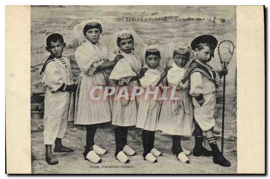 CPA Folklore Les Sables d'Olonne Enfants En route pour la plage 