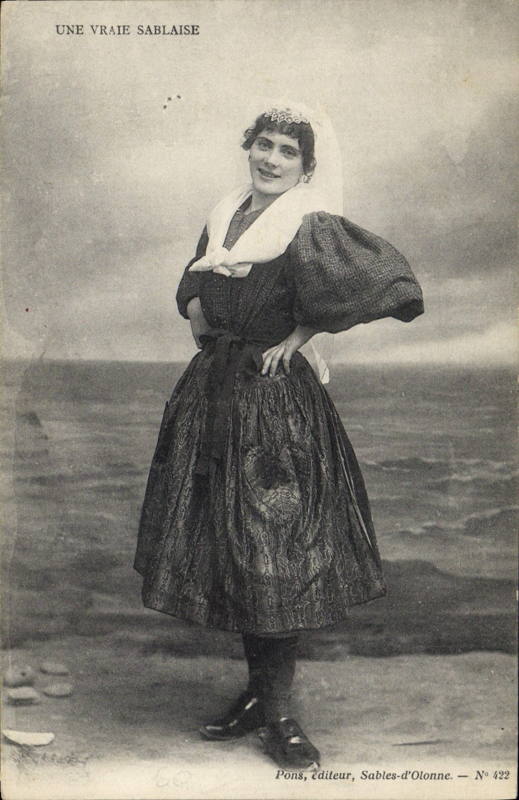 CPA Folklore Une vraie sablaise 
