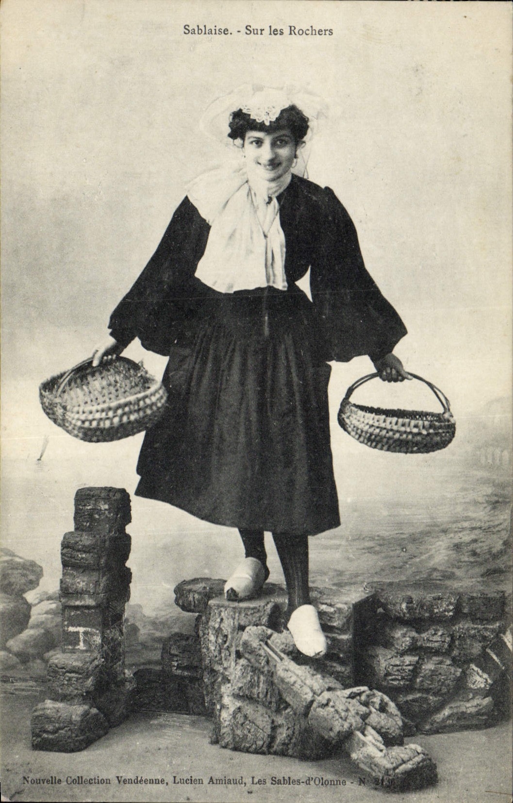 CPA Folklore Sablaise Sur les rochers 