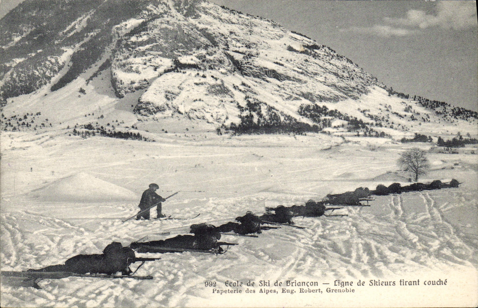 École de Ski de Briançon — Ligne de Skieurs tirant couché — Papeterie des Alpes, Eug. Robert, Grenoble