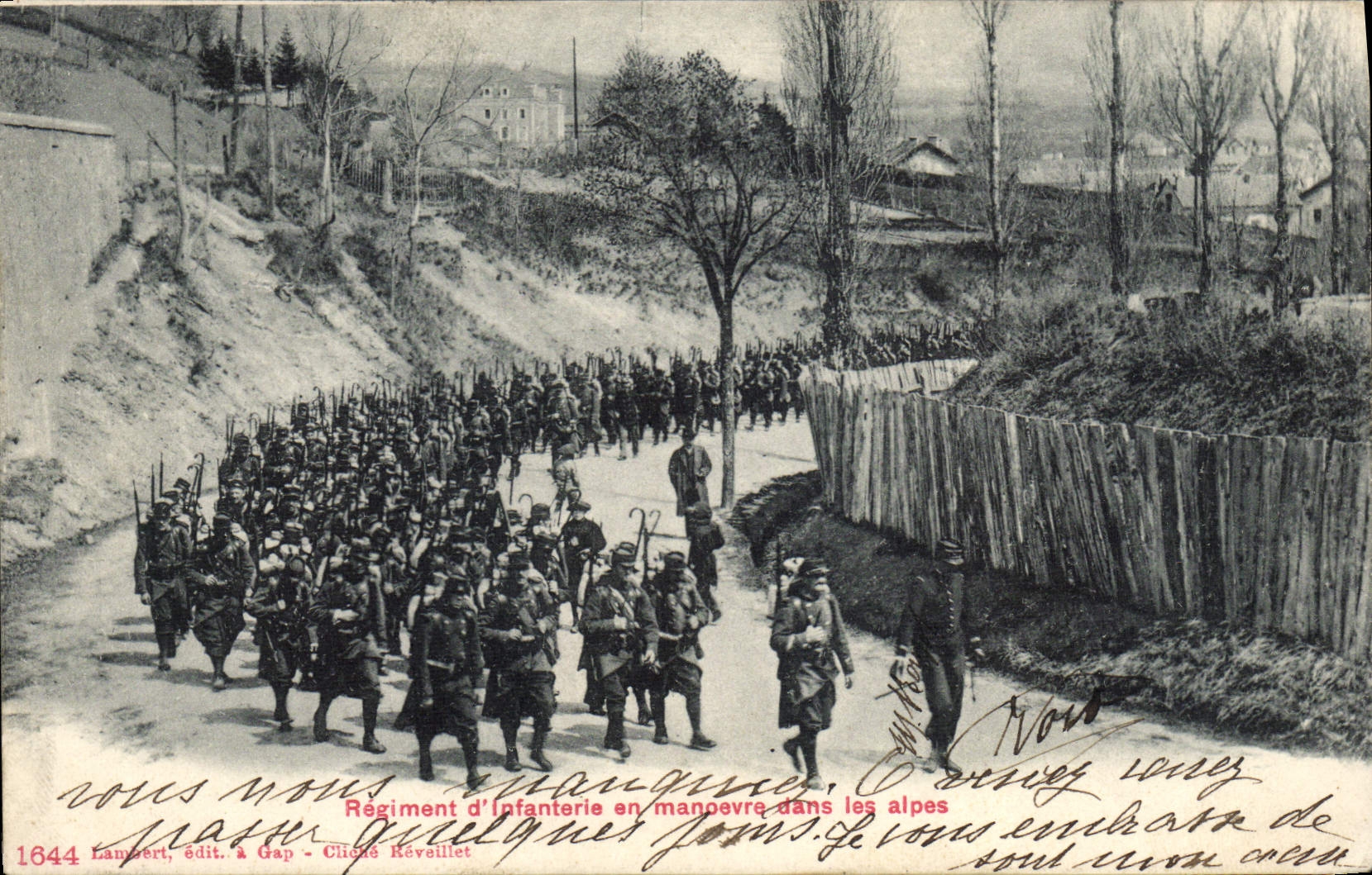 CPA Militaria Chasseurs Alpins Regiment d'infanterie en manoeuvre dans les Alpes 