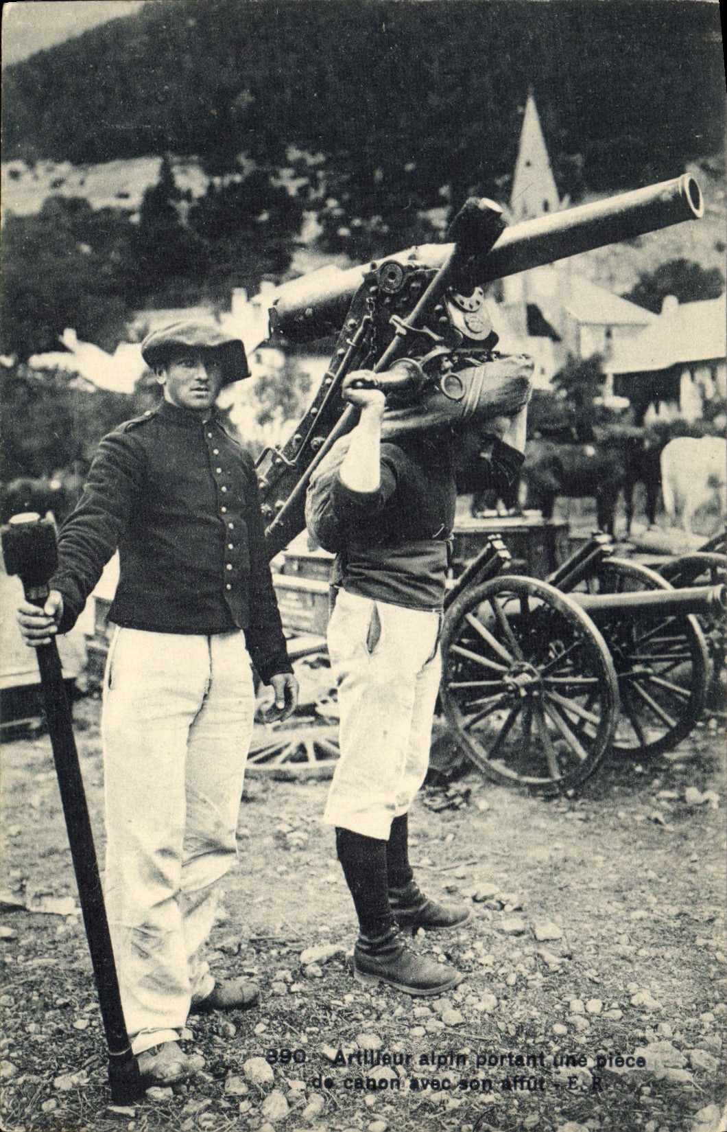 CPA Militaria Chasseurs Alpins Artilleur portant une piece de canon avec son affut 