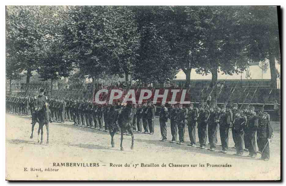 CPA Militaria Chasseurs Alpins Rambervillers Revue du 17eme bataillon de chasseurs sur les promenades 