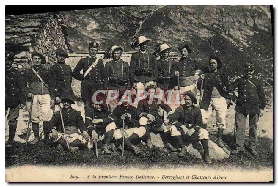 CPA Militaria Chasseurs Alpins A la frontiere Franco italienne Bersagliers et Chasseurs Alpins 
