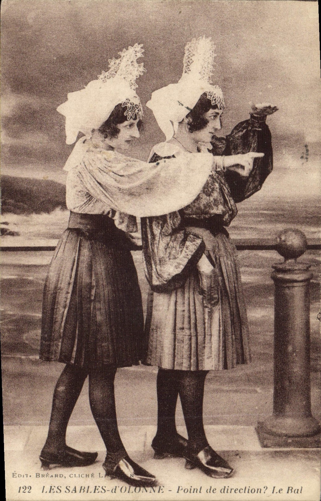 CPA Folklore Les Sables d'Olonne Point de direction ? le bal 