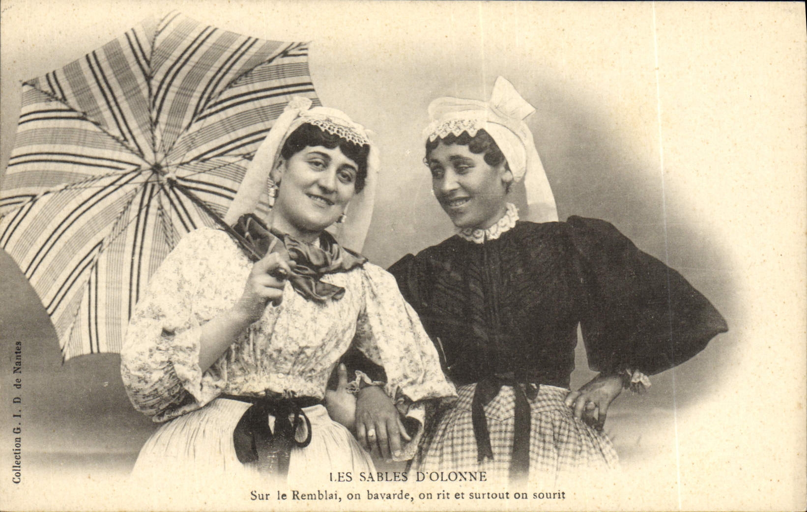 CPA Folklore Les Sables d'Olonne Sur ler emblai on bavarde 