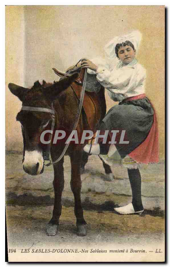 CPA Folklore Les Sables d'Olonne Nos Sablaises montent a bourrin Cheval Mule Ane 