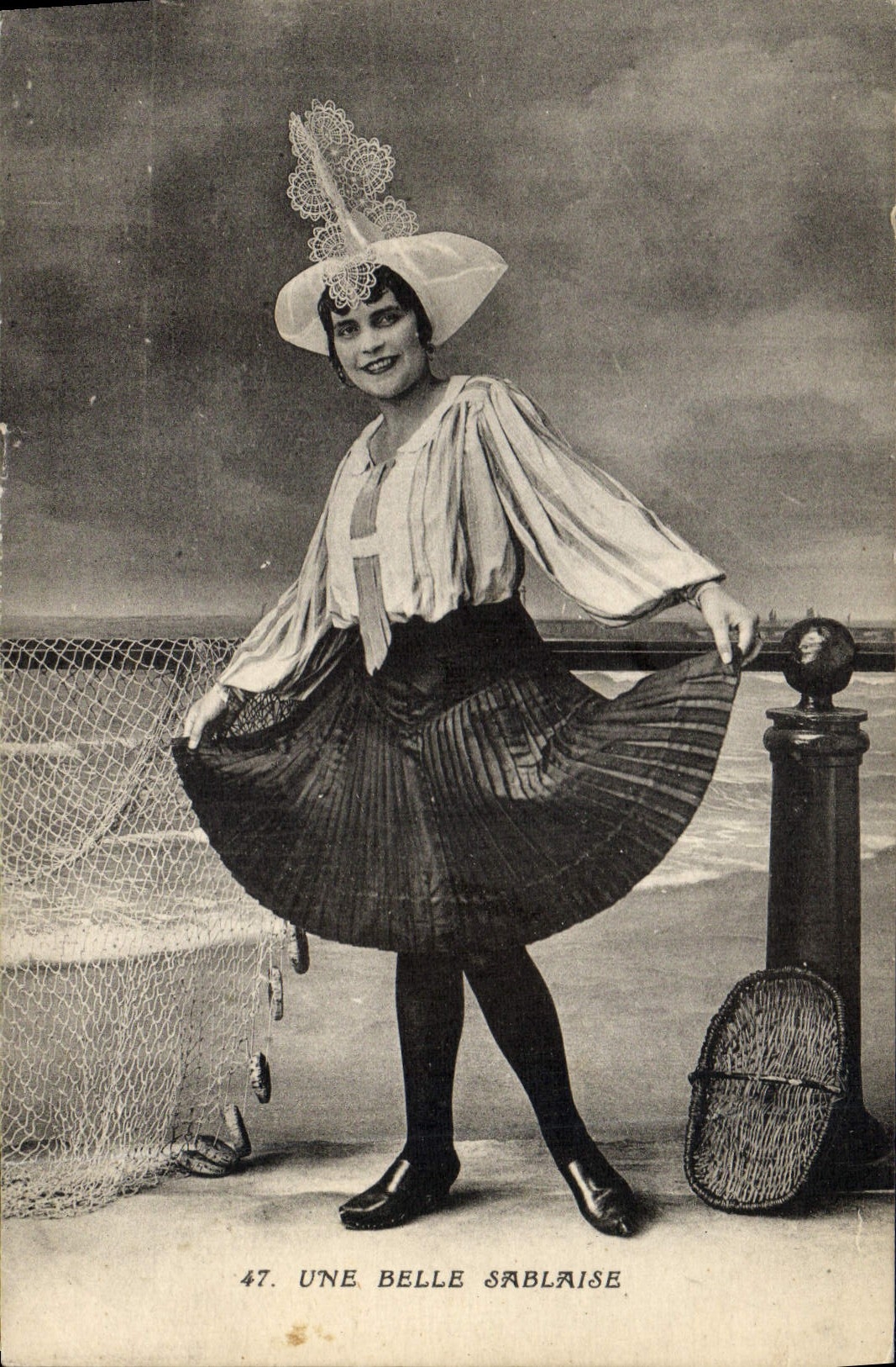 CPA Folklore Une belle Sablaise 