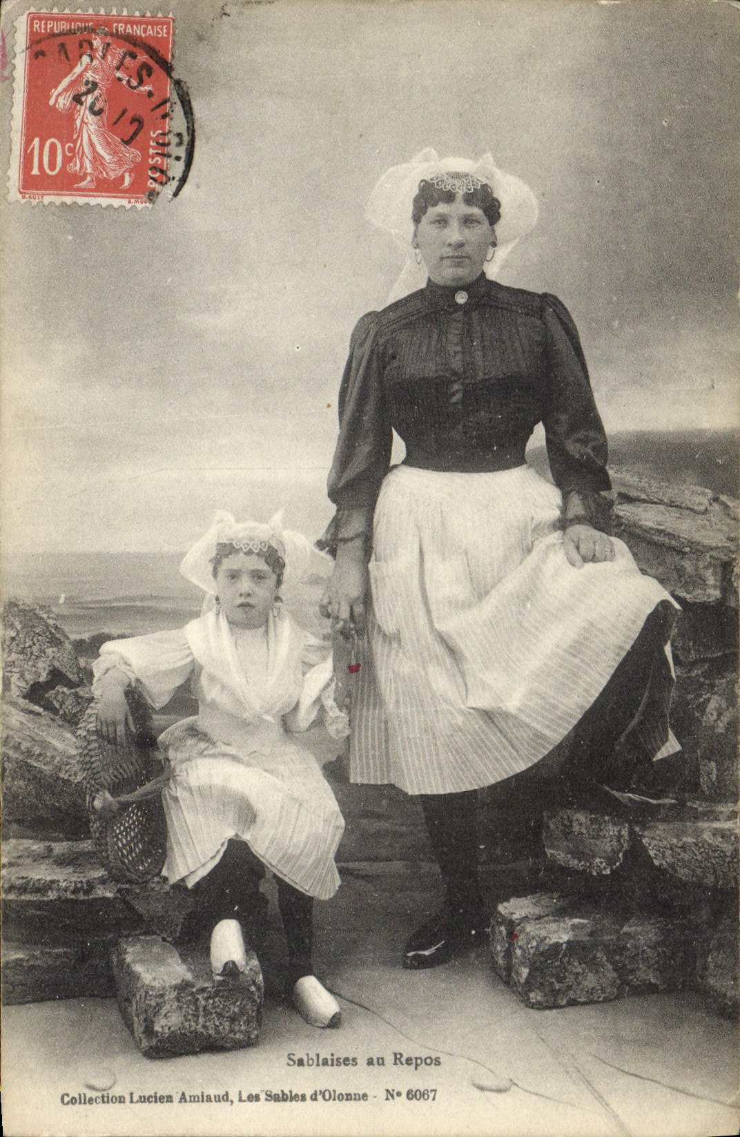 CPA Folklore Sablaises au repos 