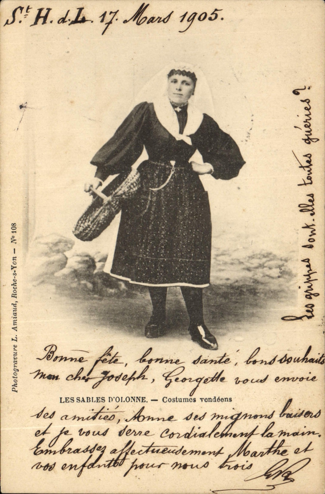 CPA Folklore Les Sables d'Olonne Costumes Vendeens 