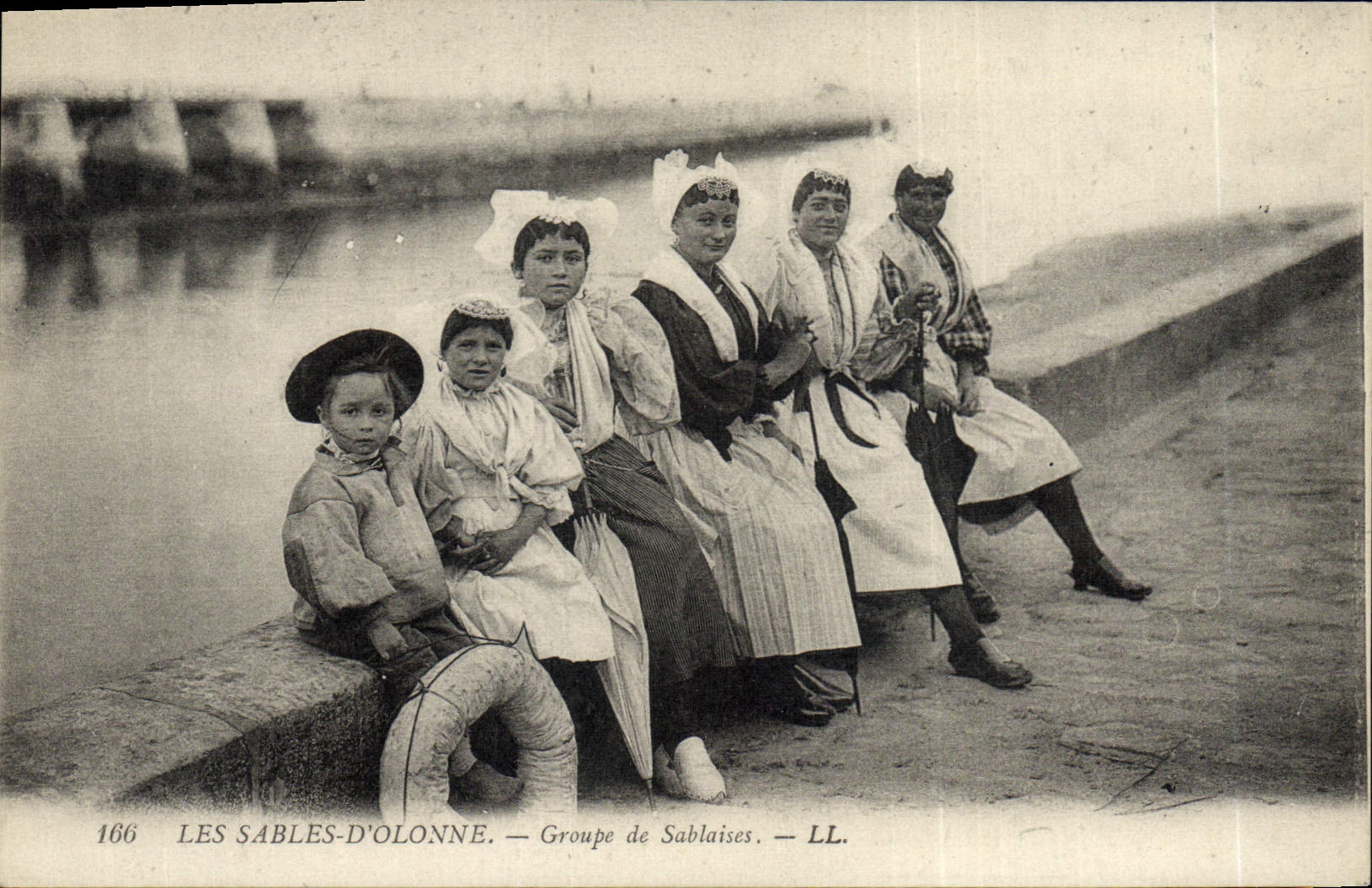 CPA Folklore Les Sables d'Olonne Groupe de Sablaises 