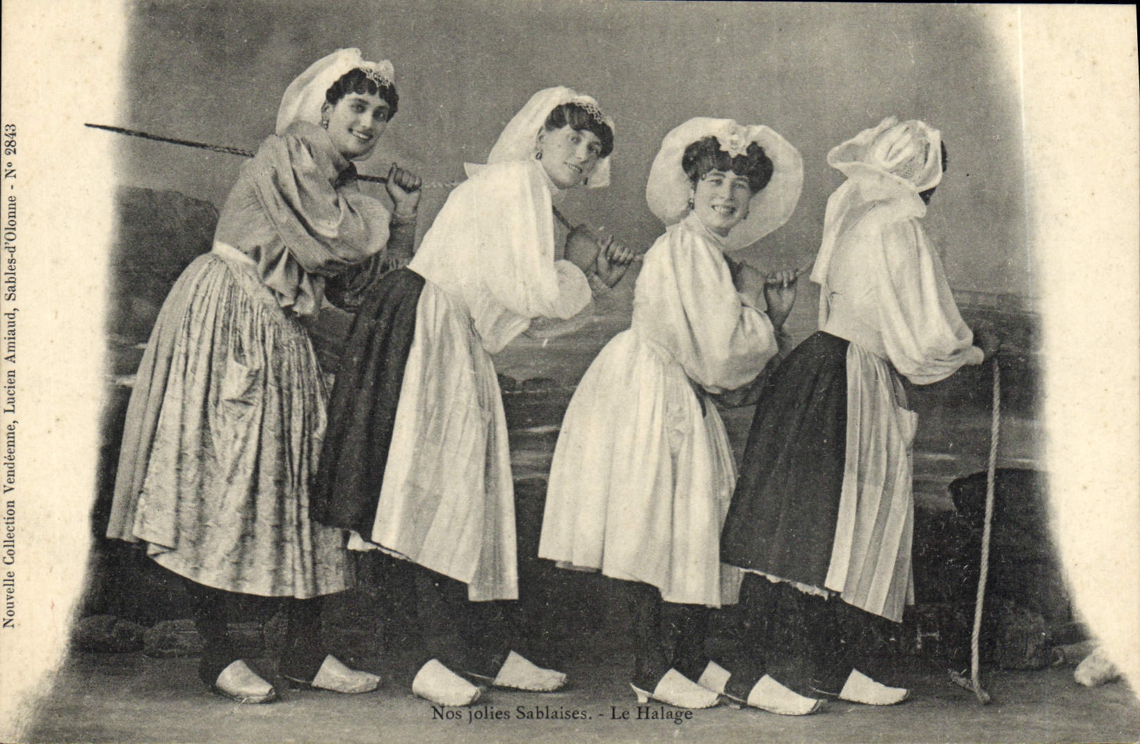 CPA Folklore Nos Sablaises Le halage 