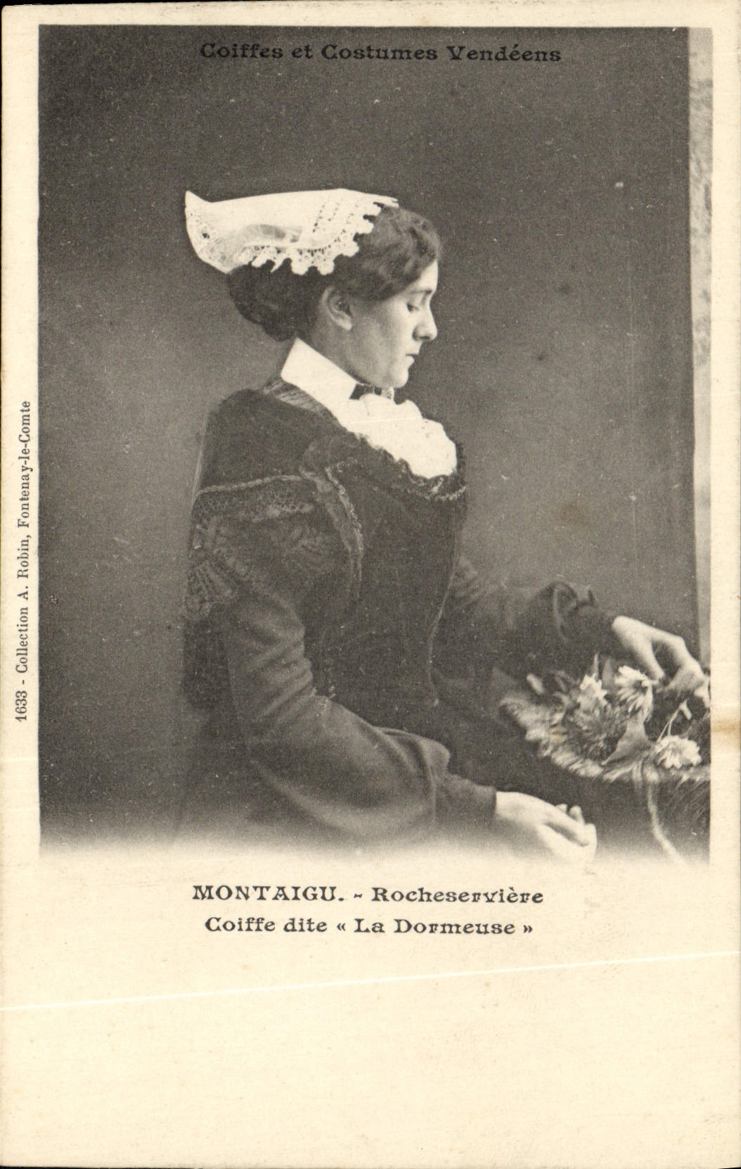 CPA Folklore Montaigu Rocheserviere Coiffe dite La Dormeuse 