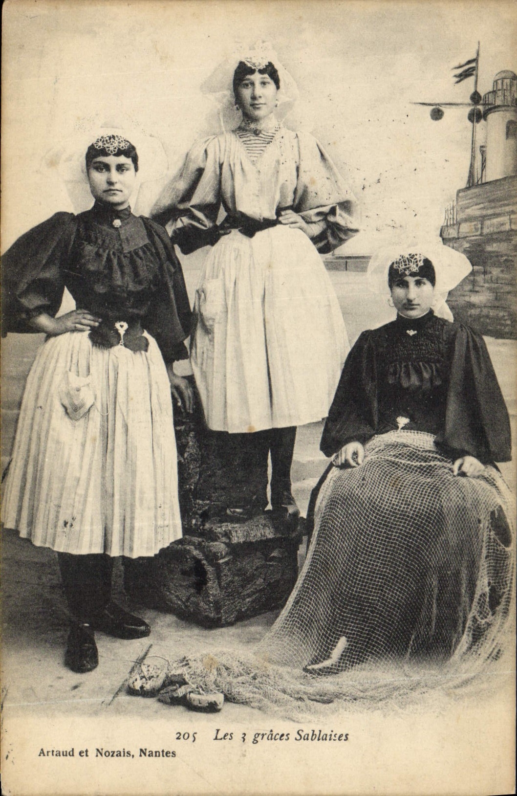 CPA Folklore Les 3 Graces Sablaises 