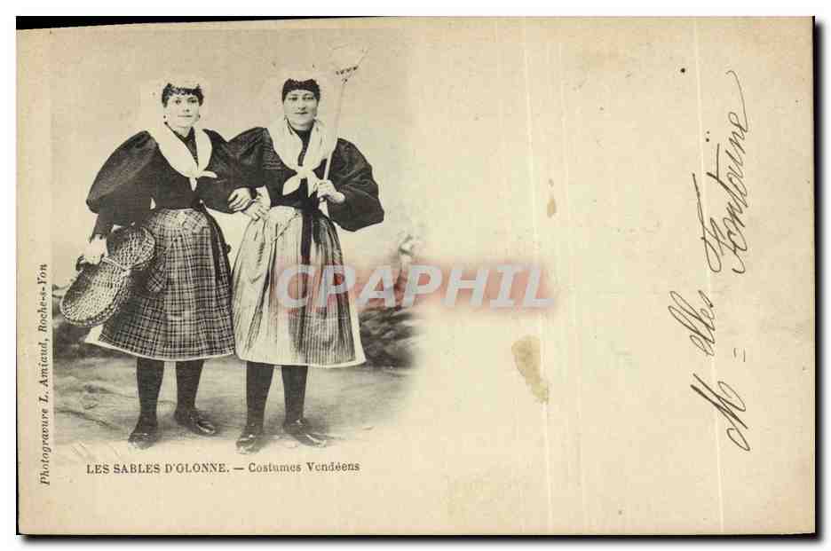 CPA Folklore Les Sables d'Olonne Costumes Vendeens 