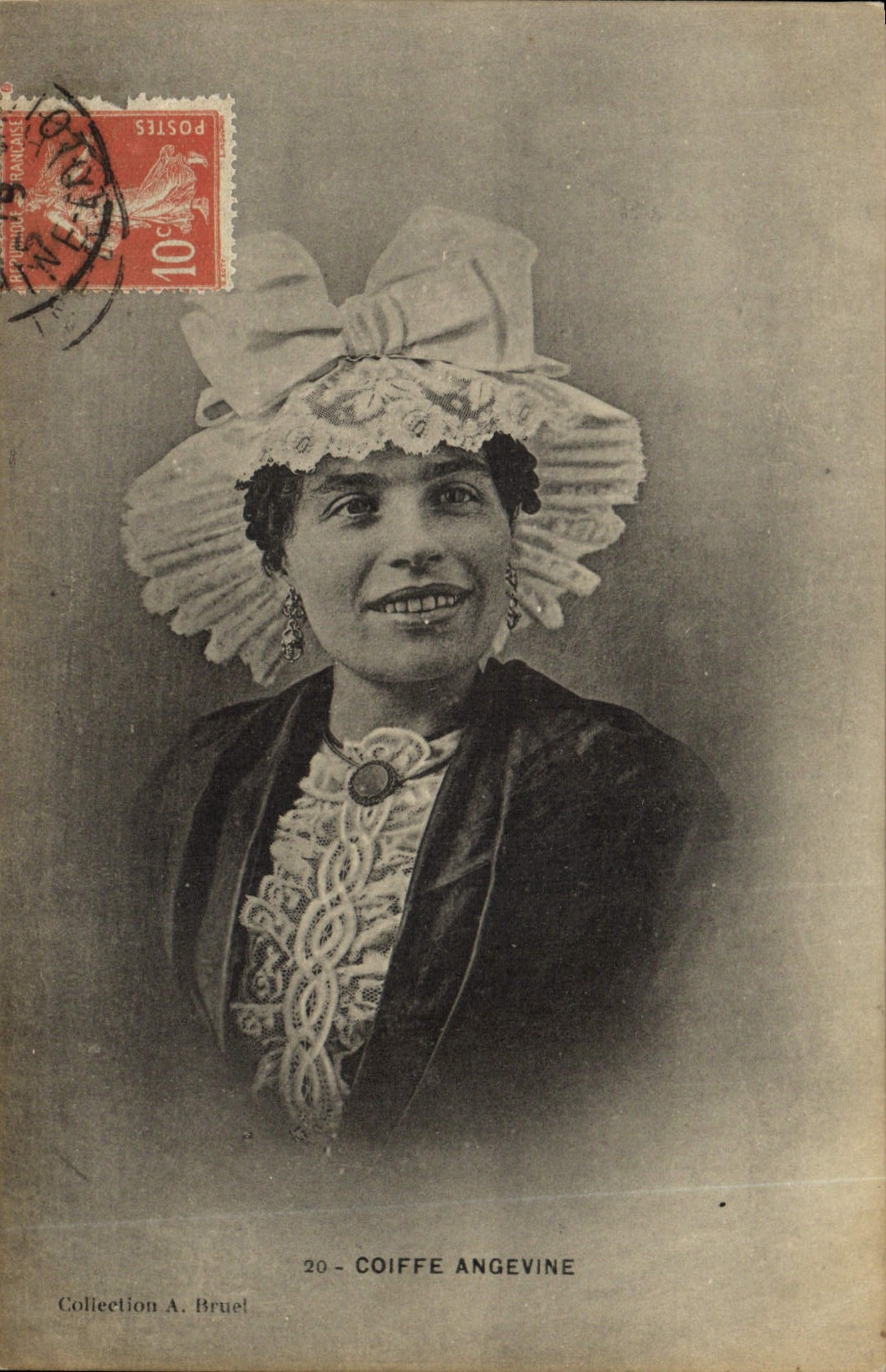 CPA Folklore Coiffe Angevine 