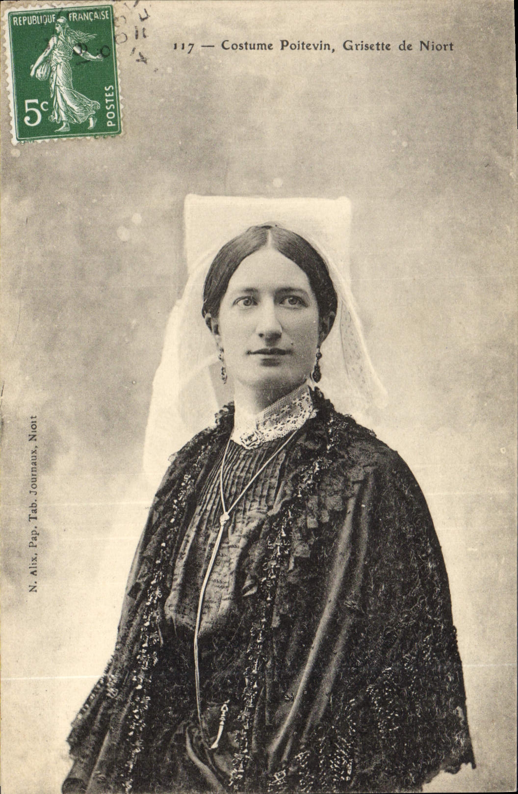 CPA Folklore Costume Poitevin Grisette de Niort 