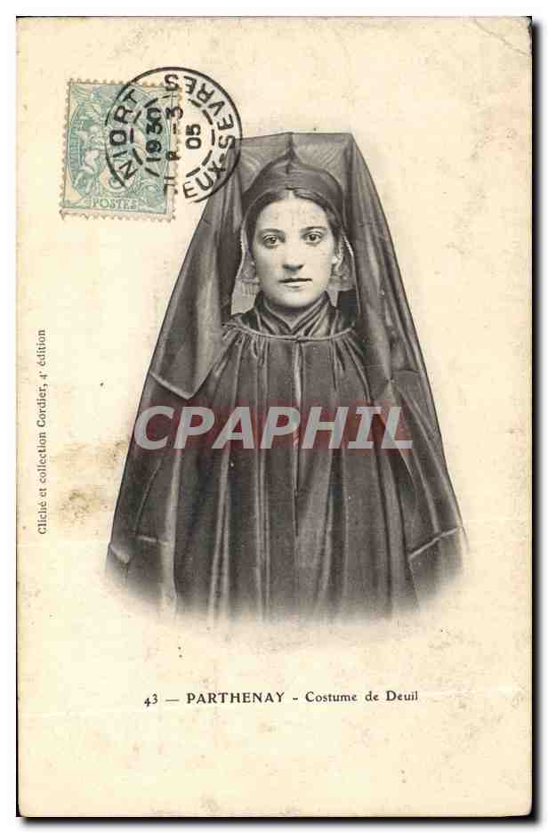 CPA Folklore Parthenay Costume de deuil 