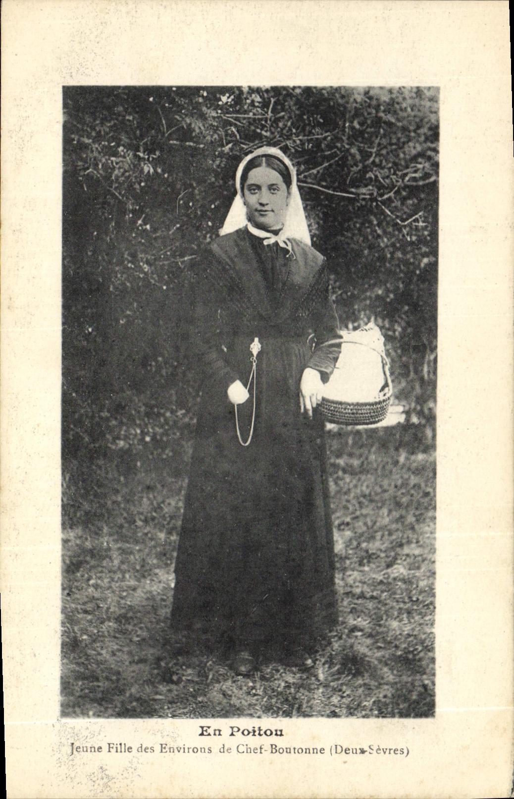 CPA Folklore En Poitou Jeune fille des environs de Chef Boutonne Deux Sevres 
