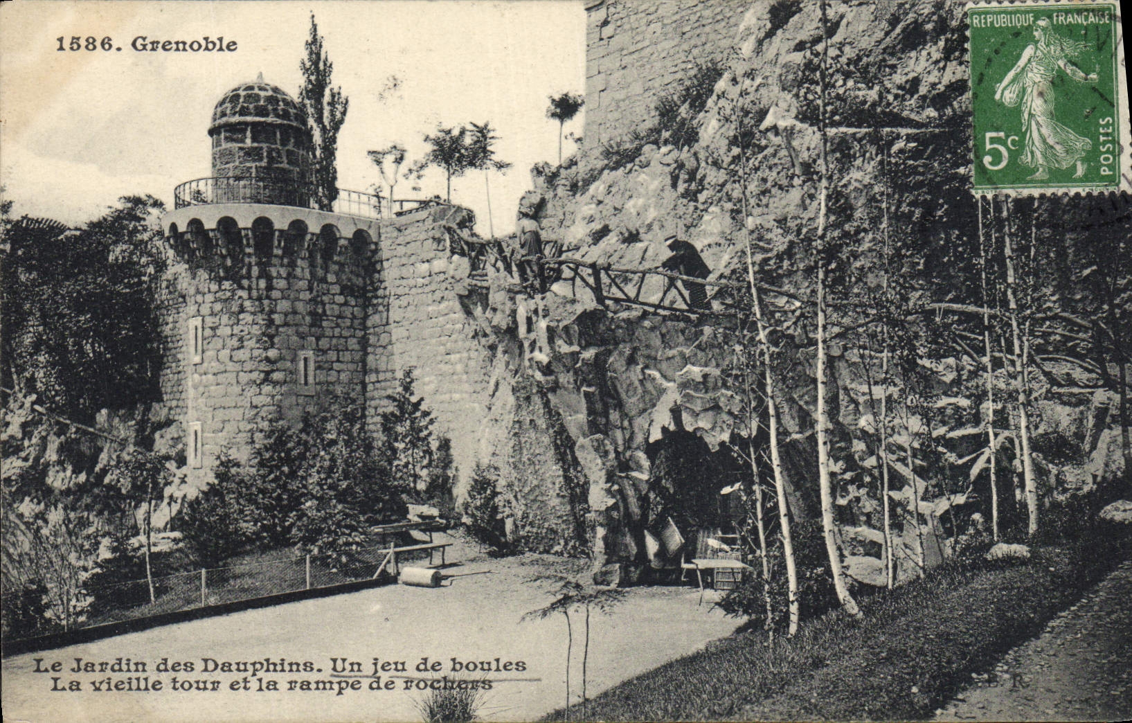 CPA Petanque Grenoble Le jardin des Dauphins Un jeu de boules La vieille tour et la rampe de rochers 