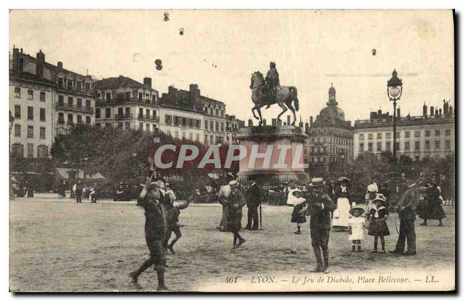 CPA Lyon Le jeu de diabolo place Bellecour 