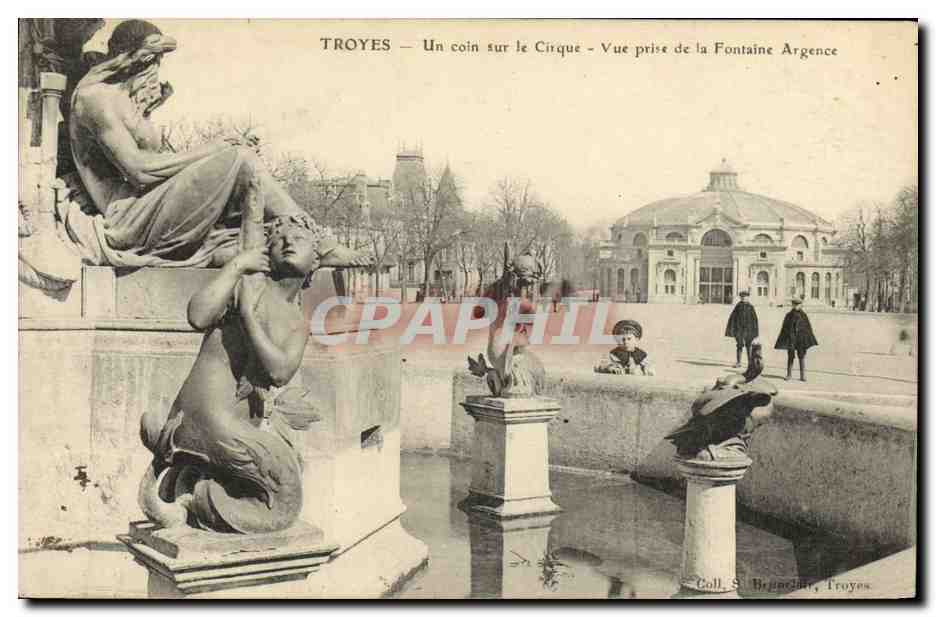 CPA Cirque Troyes Un coin sur le cirque Vue prise de la fontaine Argence 
