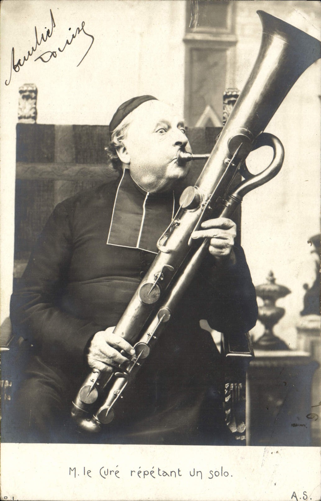 Curé jouant du tuba — M. le Curé répétant un solo — A.S. (éditeur)