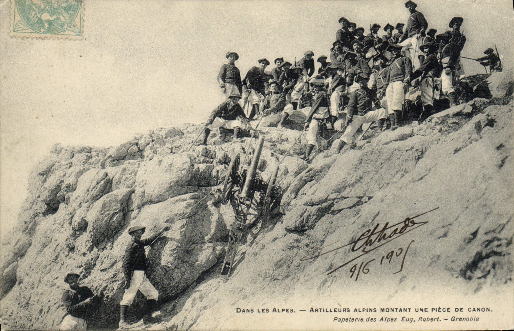 Dans les Alpes — Artilleurs alpins montant une pièce de canon — Papeterie des Alpes Eug. Robert, Grenoble