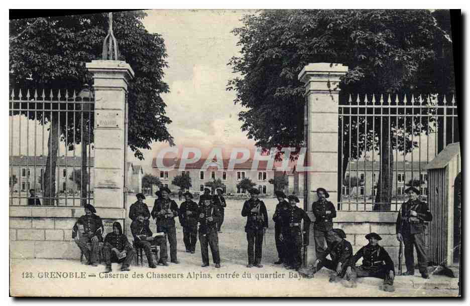 CPA Militaria Grenoble Caserne des Chasseurs Alpins Entree du quartier Bayard