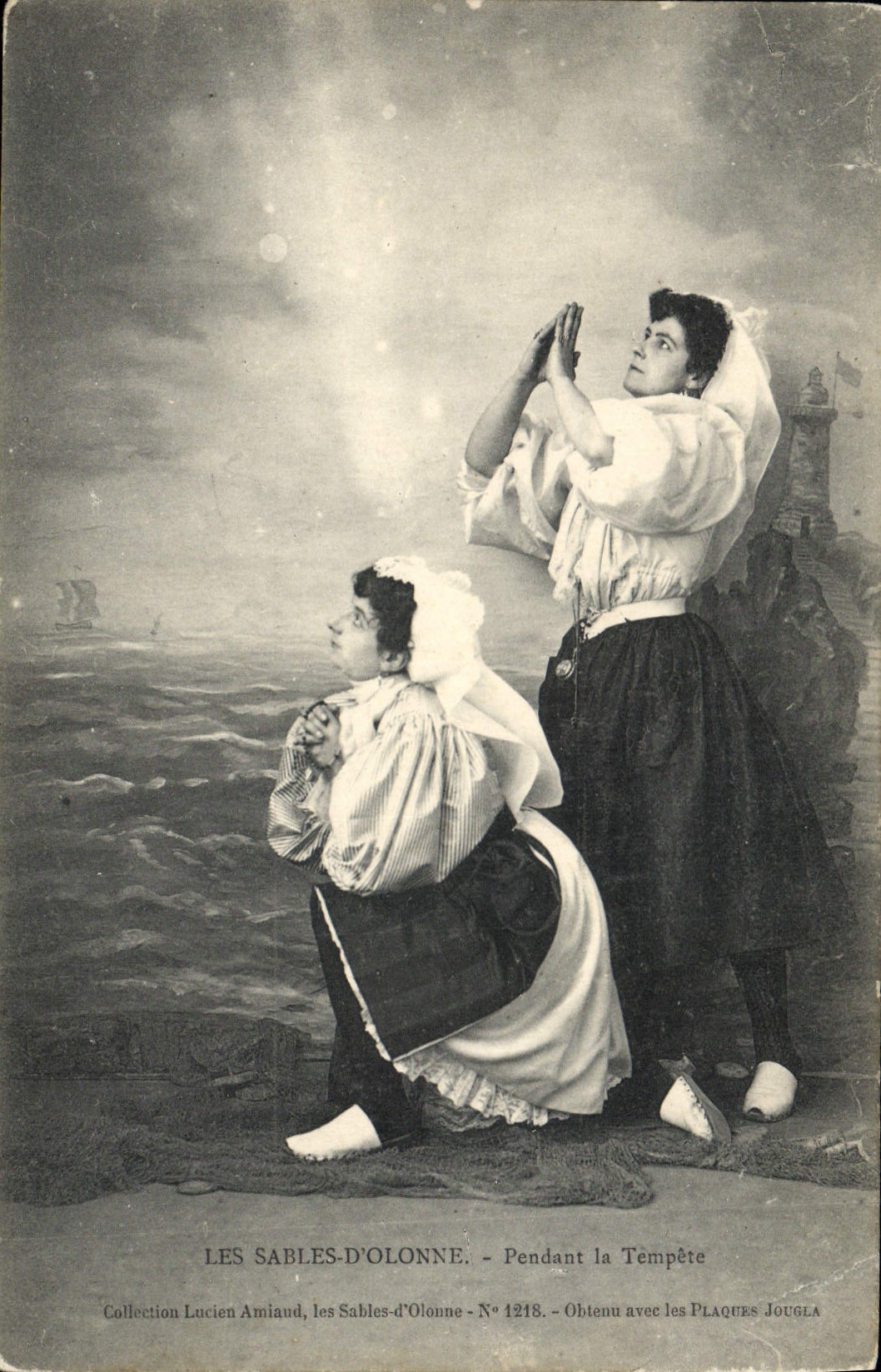CPA Folklore Les Sables d'Olonne Pendant la tempete 