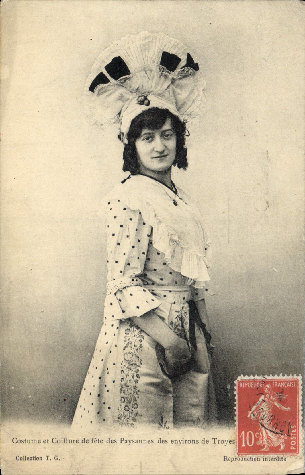 CPA Folklore Costume et coiffure de fete des paysannes des environs de Troyes 