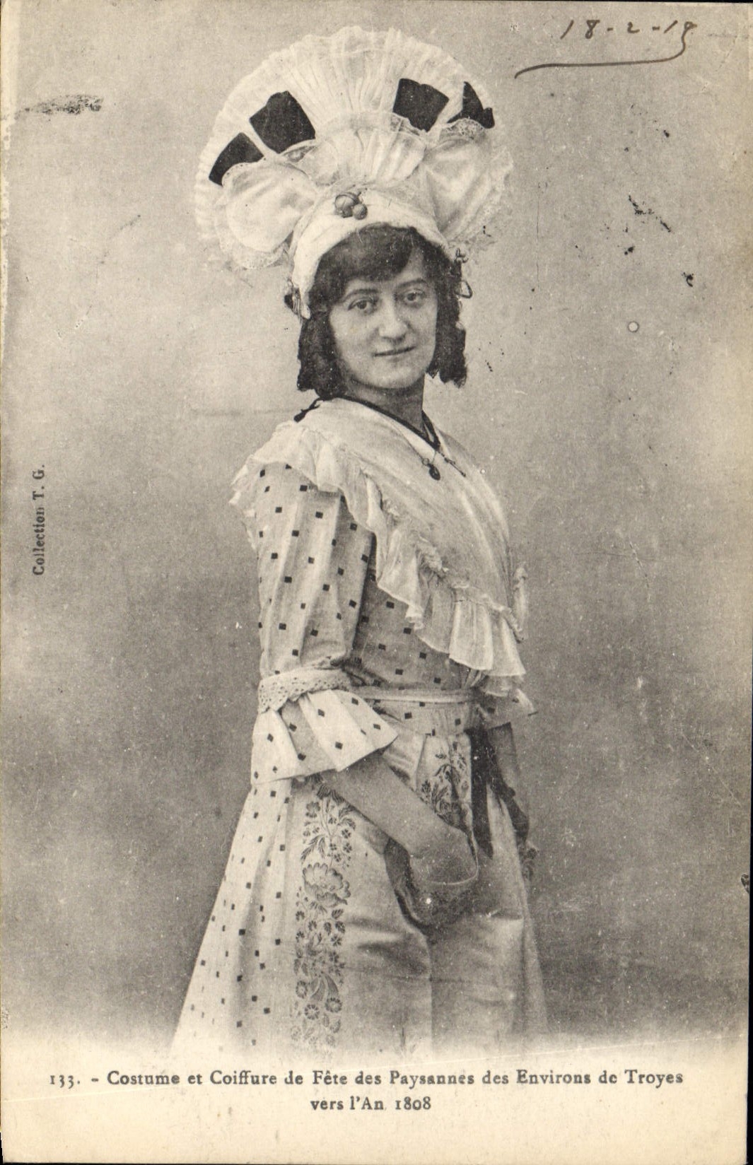 CPA Folklore Costume et coiffure de fete des paysannes des environs de Troyes vers l'an 1808 
