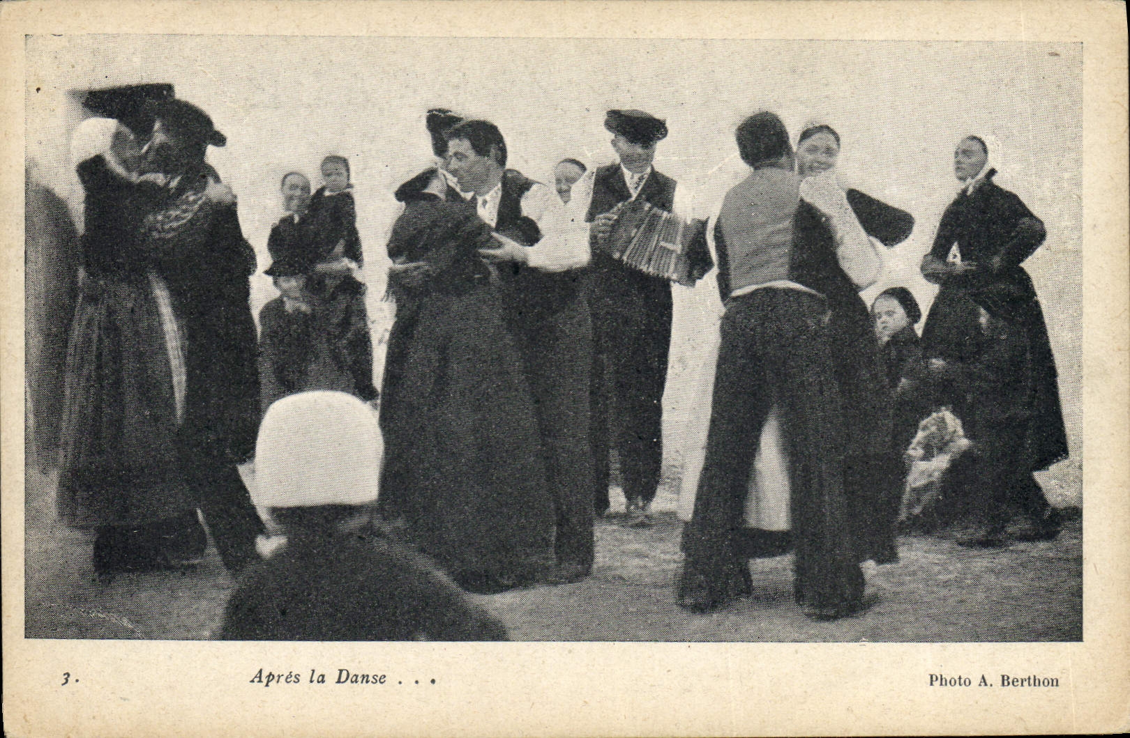 CPA Folklore Apres la danse 