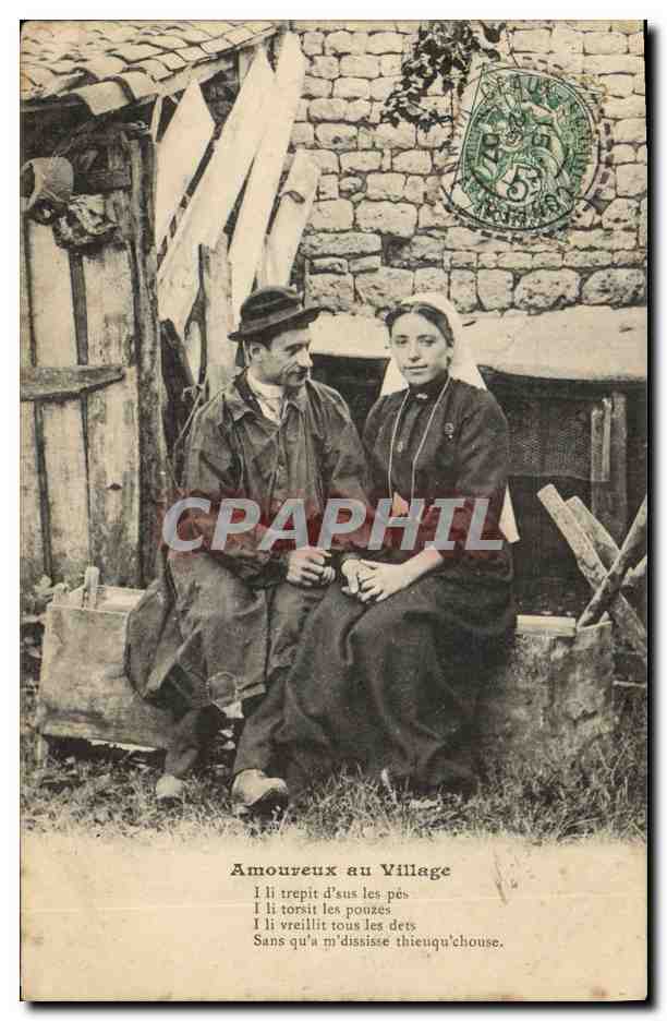CPA Folklore Amoureux au village 