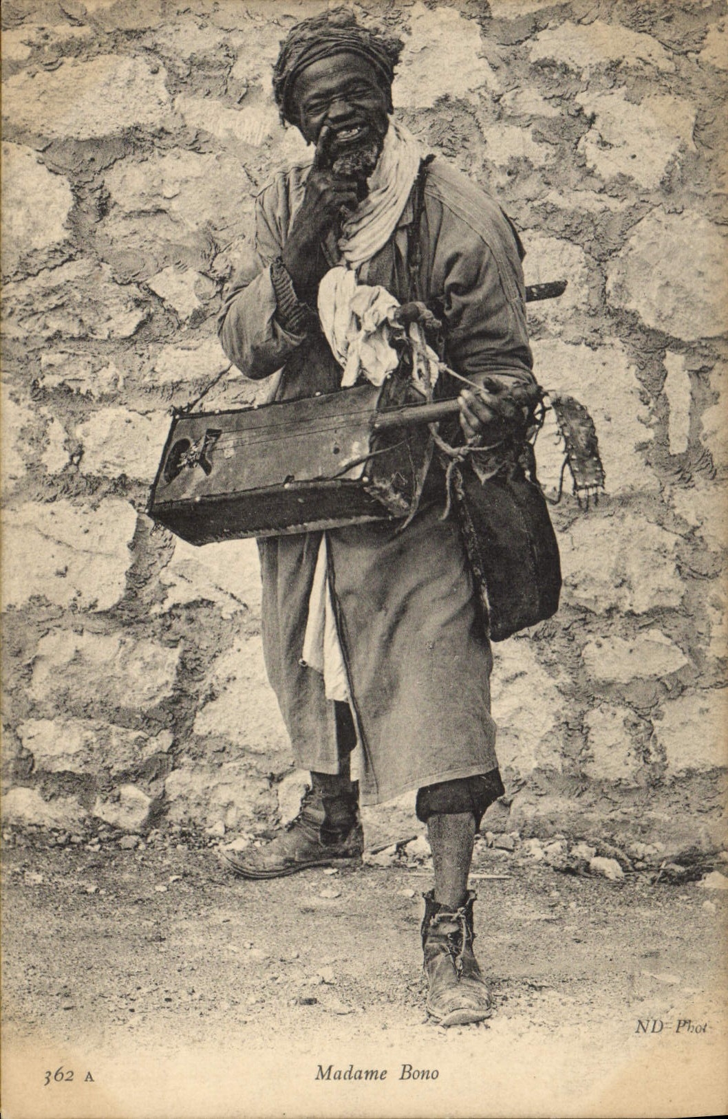 Madame Bono — musicienne africaine avec instrument — ND-Phot, n° 362 A