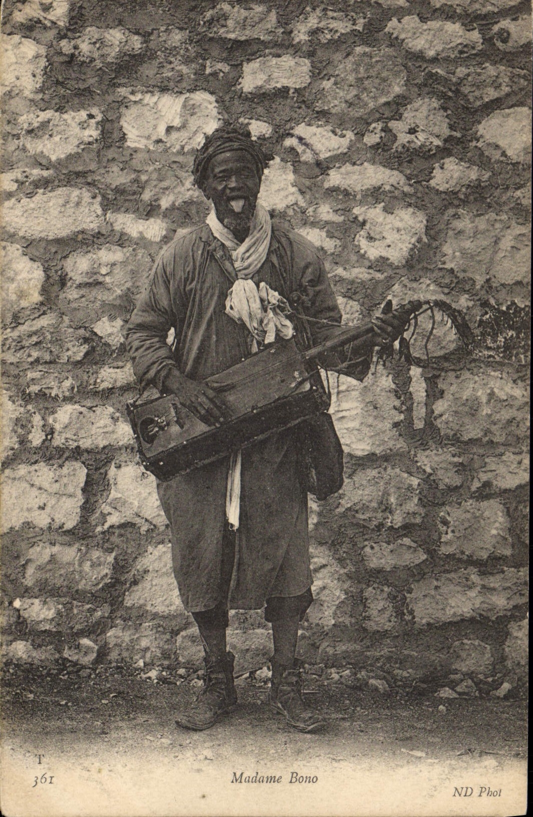 Madame Bono — musicien avec instrument — ND Phot, n° T 361