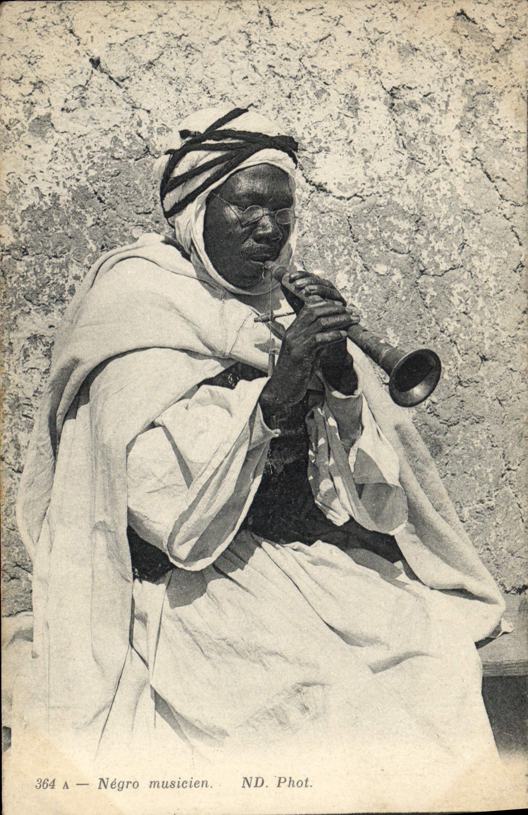 Négro musicien — Musicien noir jouant d'un instrument à vent — ND. Phot. n° 364 A