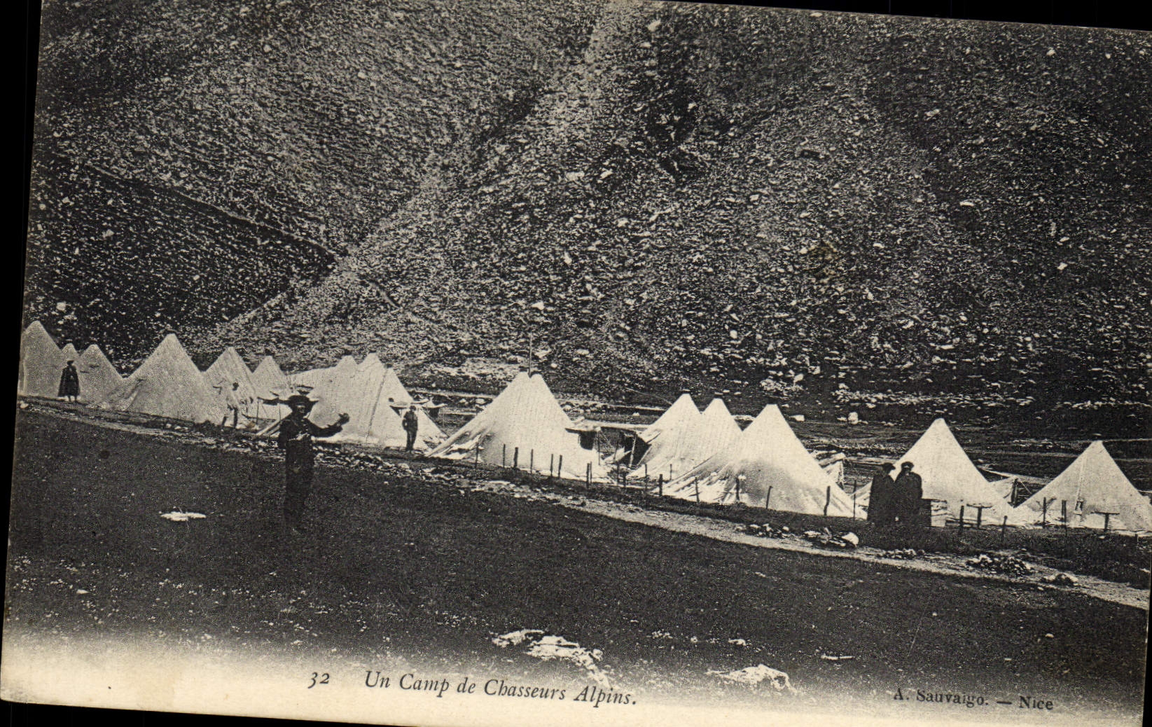 CPA Militaria Un camp de Chasseurs Alpins 