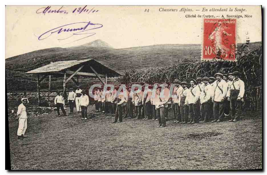 CPA Militaria Chasseurs Alpins En attendant la soupe 