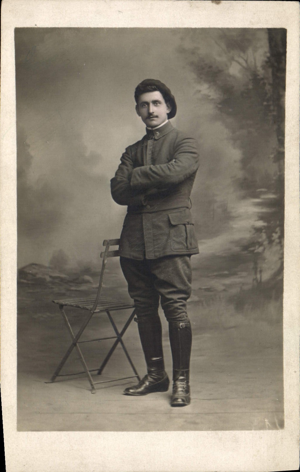 Soldat en uniforme — studio photographique — sans éditeur ni numéro visible