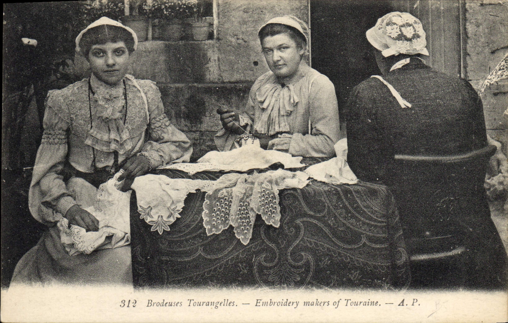 CPA Folklore Brodeuses Tourangelles 