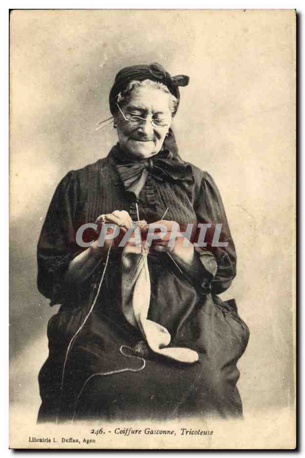 CPA Folklore Coiffure Gasconne Tricoteuse 