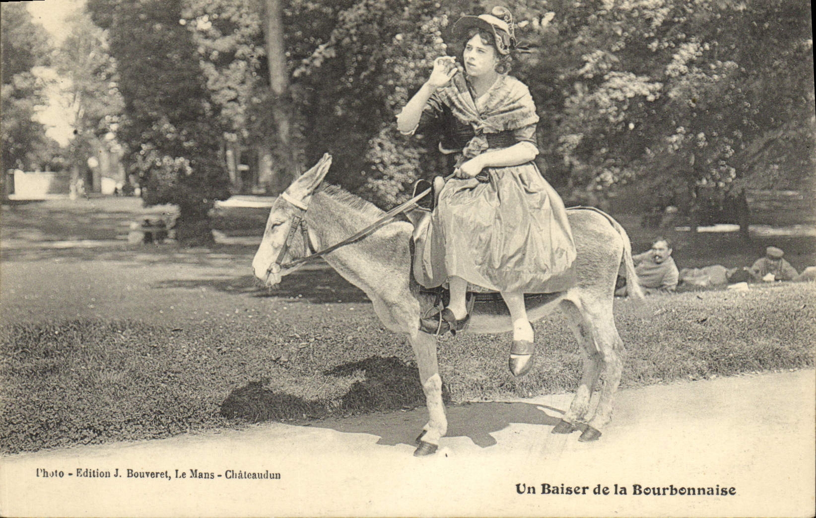 CPA Folklore Un baiser de la Bourbonnaise 