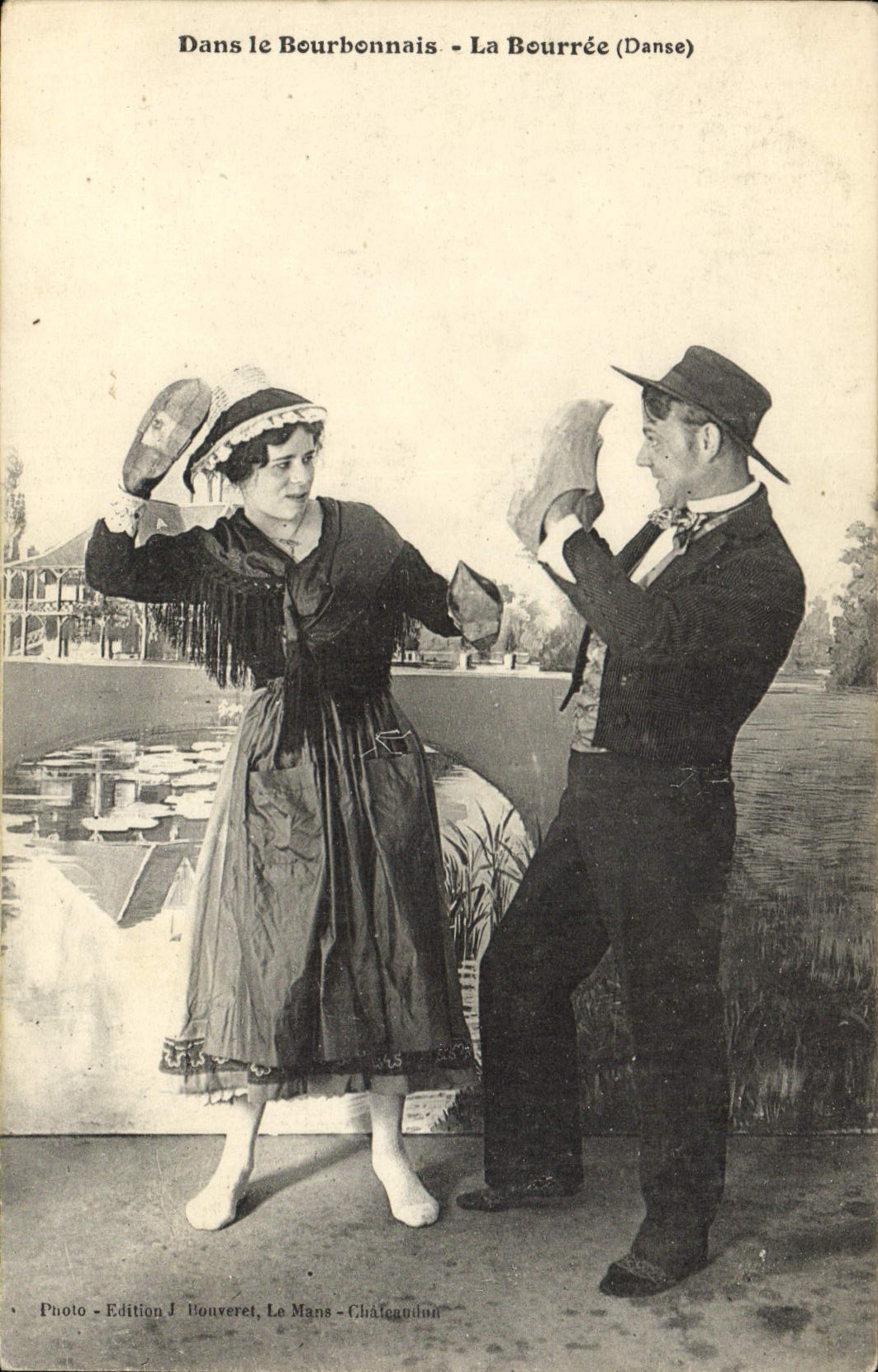 CPA Folklore Dans le Bourbonnais La bourree 