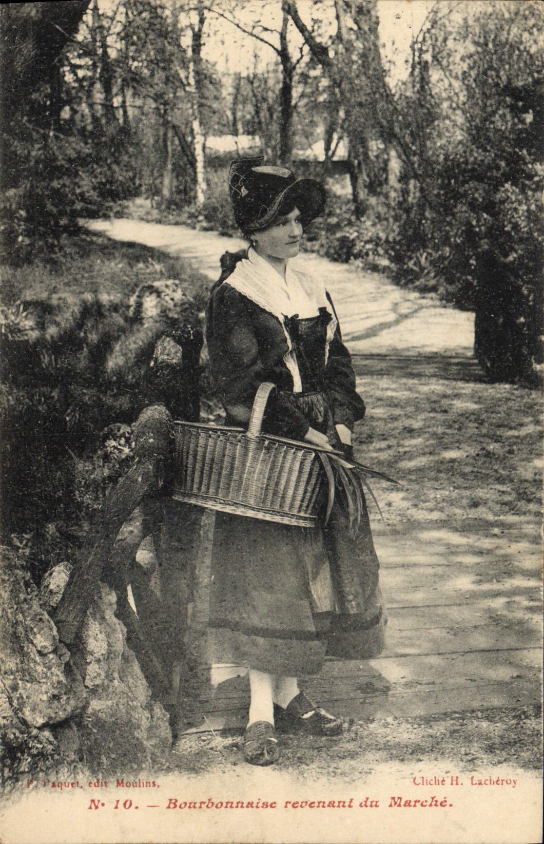 CPA Folklore Bourbonnaise revenant du marche 