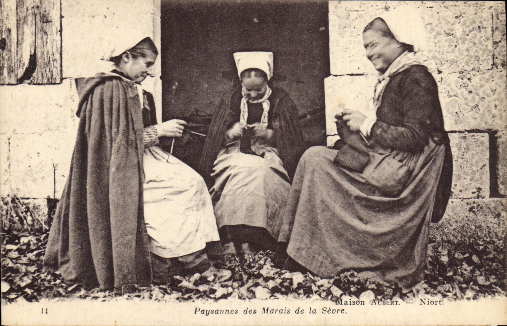 CPA Folklore Paysannes des Marais de la Sevre 