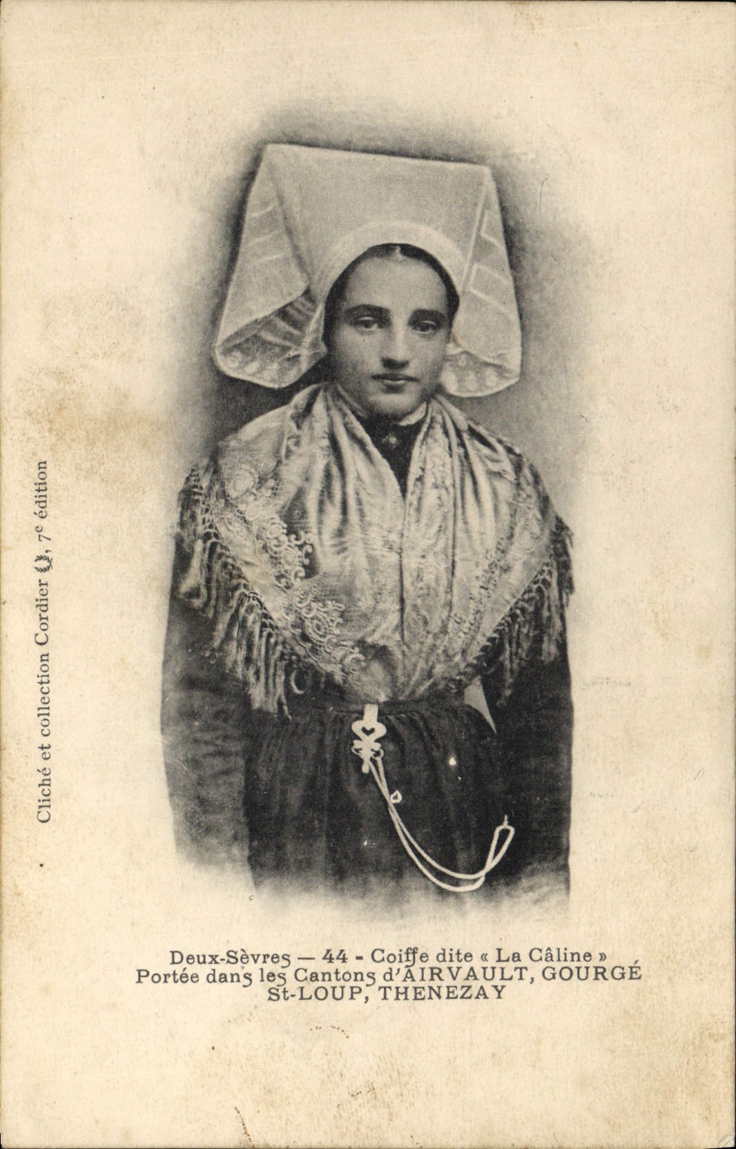 CPA Folklore Deux Sevres Coiffe dite la Caline Portee dans les cantons d'Airvault Gourge St loup Thenezay 