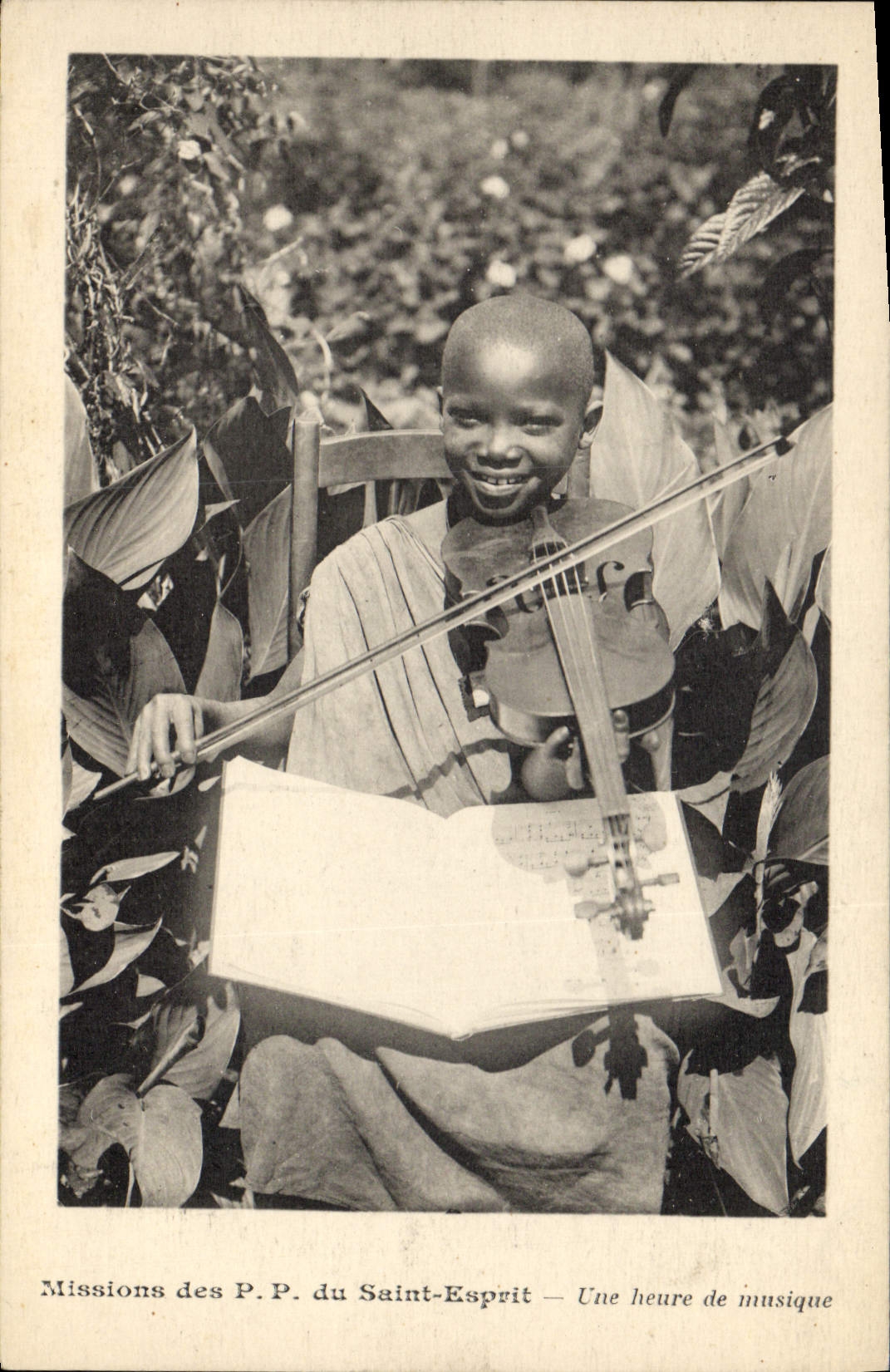 Missionnaire africain jouant du violon — Missions des P.P. du Saint-Esprit — Une heure de musique