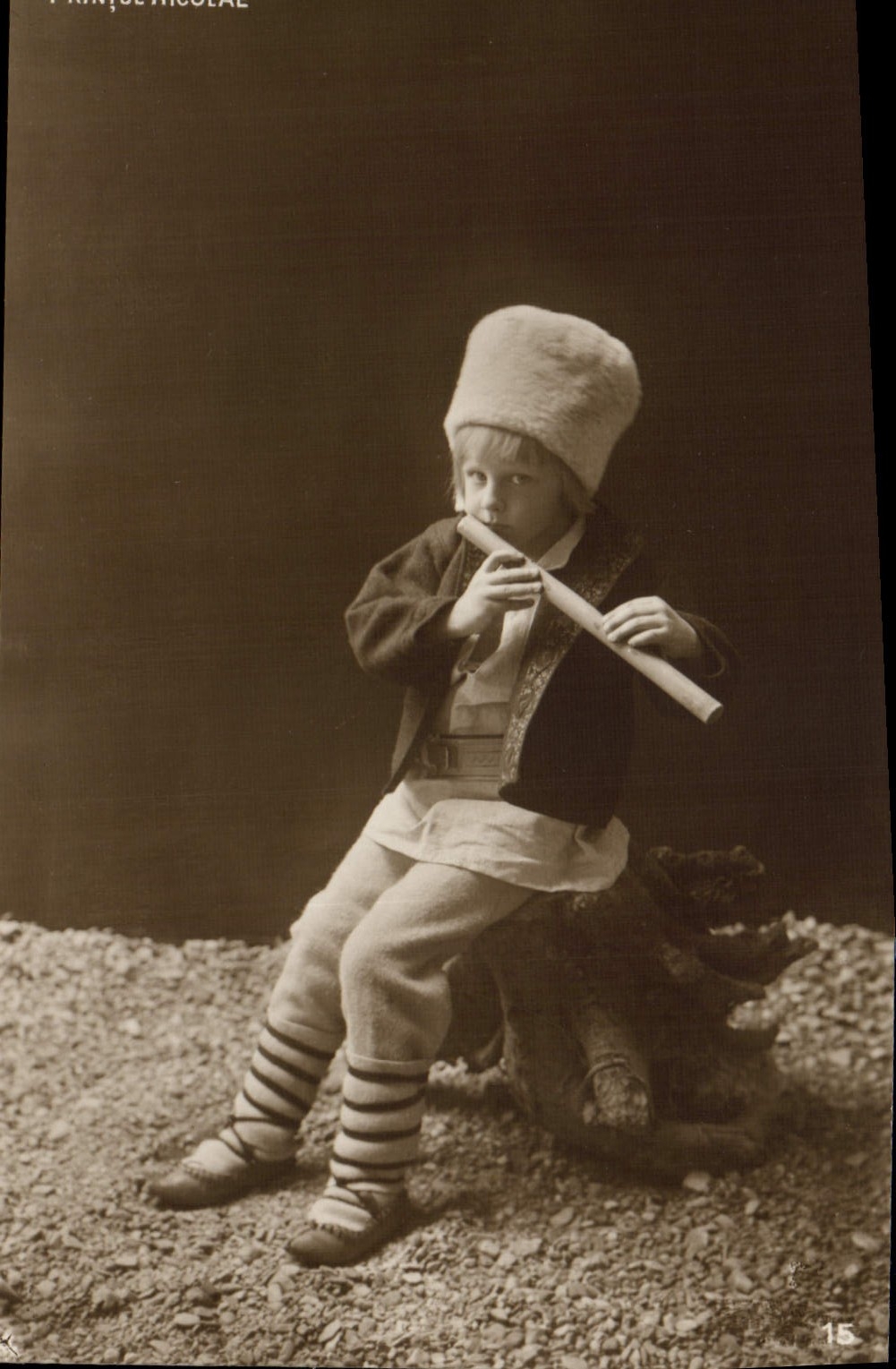 Enfant en costume traditionnel jouant de la flûte — Photographie de P. RINȚUȚICULAL — Série 15